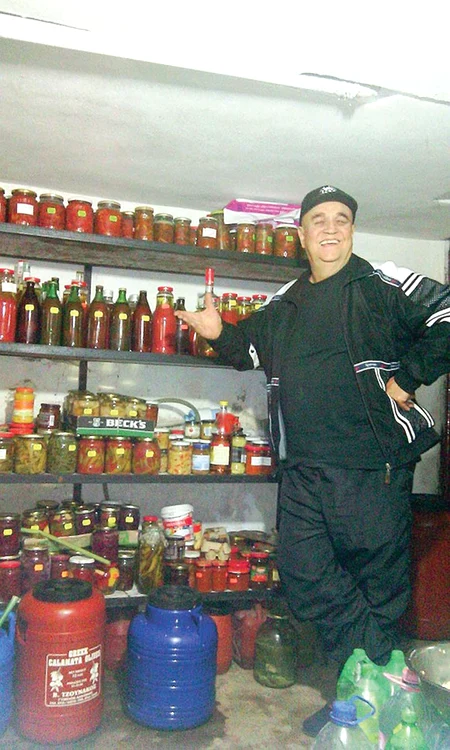 ”Un pahar de vin mai beau, dar ţuică, nu prea, prefer să-i cinstesc pe cei care îmi trec pragul casei. Dar, mai dau şi pe la prieteni. Când fac ţuica mai coc un porumb, mai fac un grătar... Au ieşit aproape 100 de litri de ţuică. Zdrobeşti strugurii, iar după ce tragi vinul rămâne comina care fermentează timp de 9-10 zile. Nu trebuie făcută mai repede, ca să nu iasă acră ţuica!”, ne-a spus el câteva secrete.  
