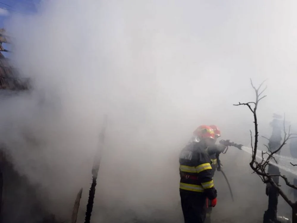 Pompierii au fost implicaţi în stingerea a numeroase incendii FOTO botosaneanul.ro