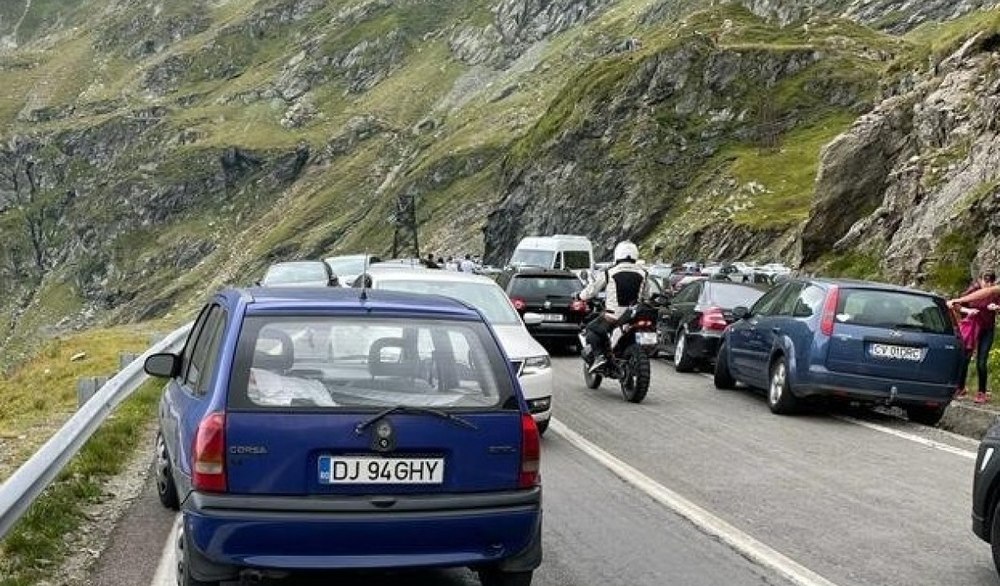 O mașină a căzut în gol, pe Transfăgărășan: o persoană încarcerată. Un elicopter SMURD a fost direcționat la locul accidentului