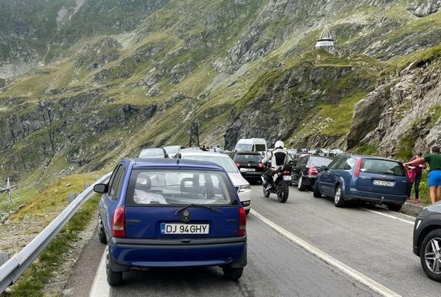O mașină a căzut în gol, pe Transfăgărășan: o persoană încarcerată. Un elicopter SMURD a fost direcționat la locul accidentului