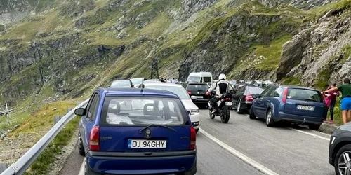 Accident pe Transfăgărăşan - un motociclist ucrainean şi fiul acestuia spulberaţi de o maşină care a intrat pe contrasens Imagine generică 