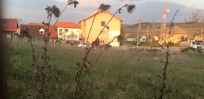 Situația vecinei asistente este discutată în gura mare în fața blocului