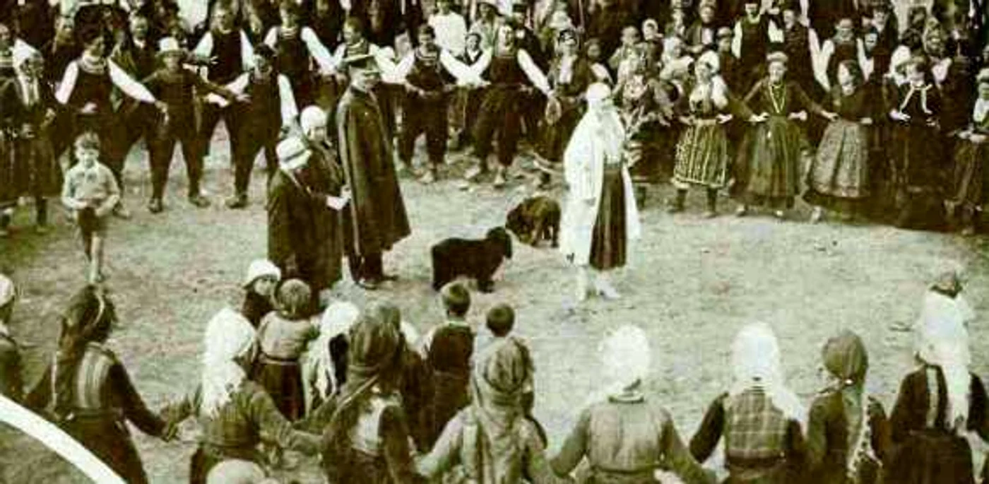 Regina Maria, în mijlocul unor români din Cadrilater