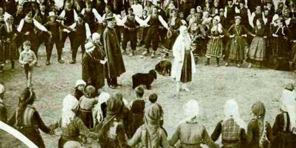 Regina Maria în mijlocul unui grup de aromâni din Cadrilater. Este însoţită de Eugen Zwiedenek