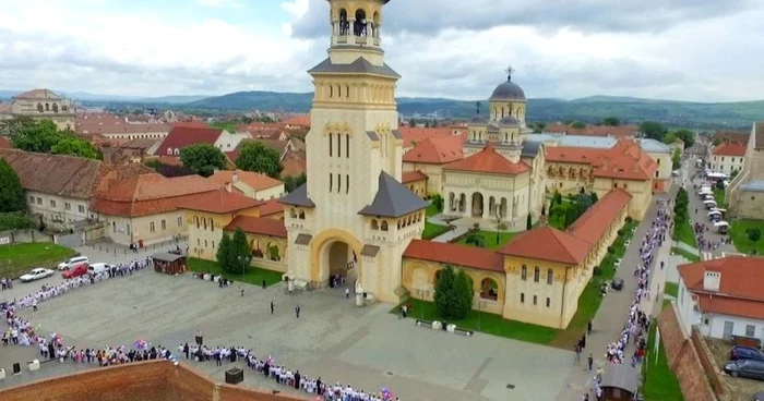 Copiii au făcut un lanţ uriaş în jurul Catedralei Încoronării din Alba Iulia