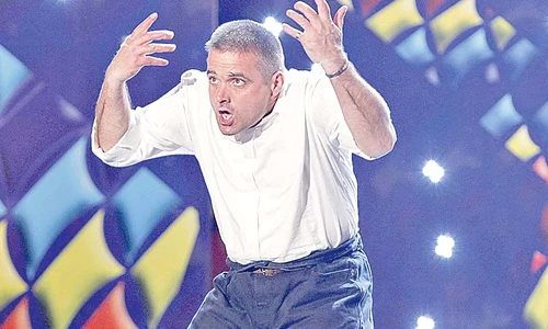 Momentul cu fachiri  care fac striptease  a fost aplaudat de  publicul feminin din  sală, dar nu a fost votat  cu „Da” de juraţi jpeg