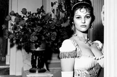 Claudia Cardinale interpretând o pe Pauline Bonaparte, Profimedia (1) jpg