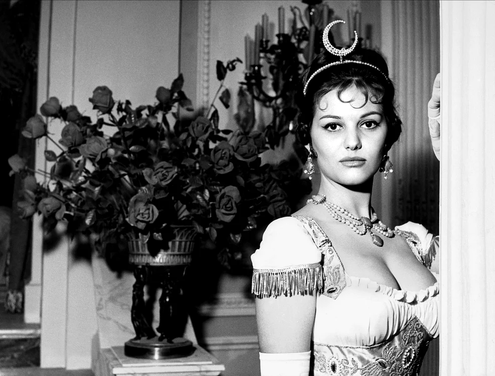 Claudia Cardinale în rolului lui Pauline Bonaparte