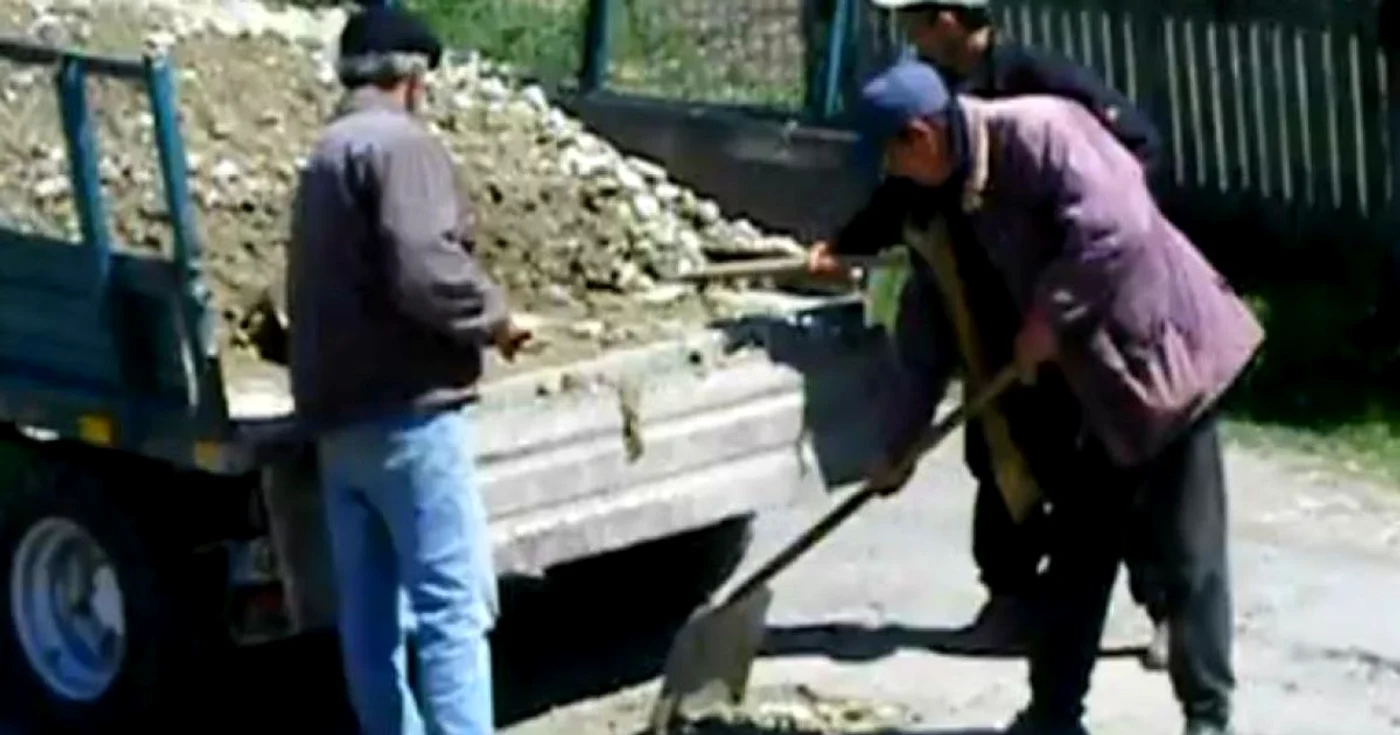 Gropile sunt astupate cu nisip şi griblură