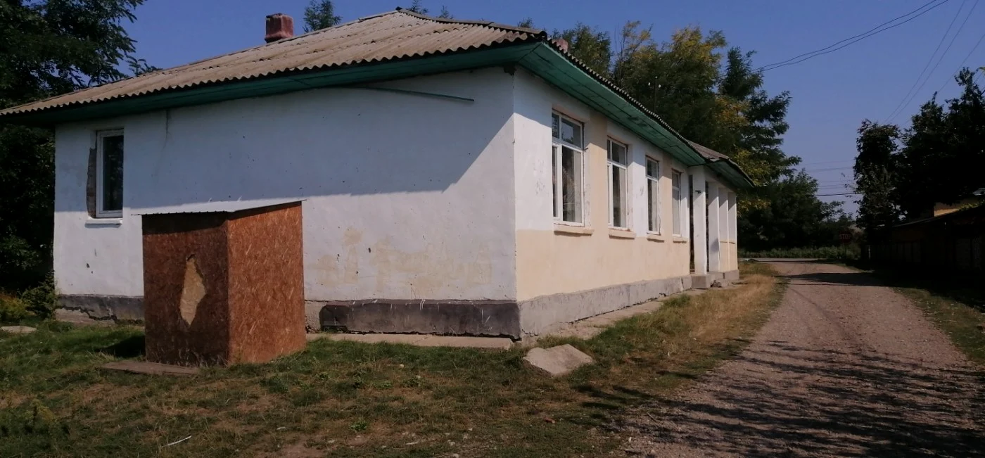 Grădiniţa din Sapoveni cu toaleta copiilor în prim-plan FOTO Cosmin Zamfirache
