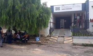 Suspecţii crimei au fost aduşi la sediul poliţiei din Joao Pinheiro pentru declaraţii jpeg