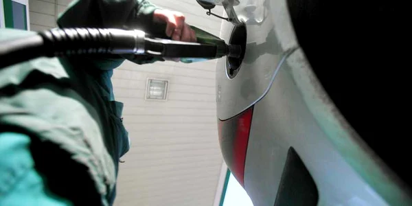 BENZINARIE - Carburant - O prsoana pune benzina FOTO Mediafax