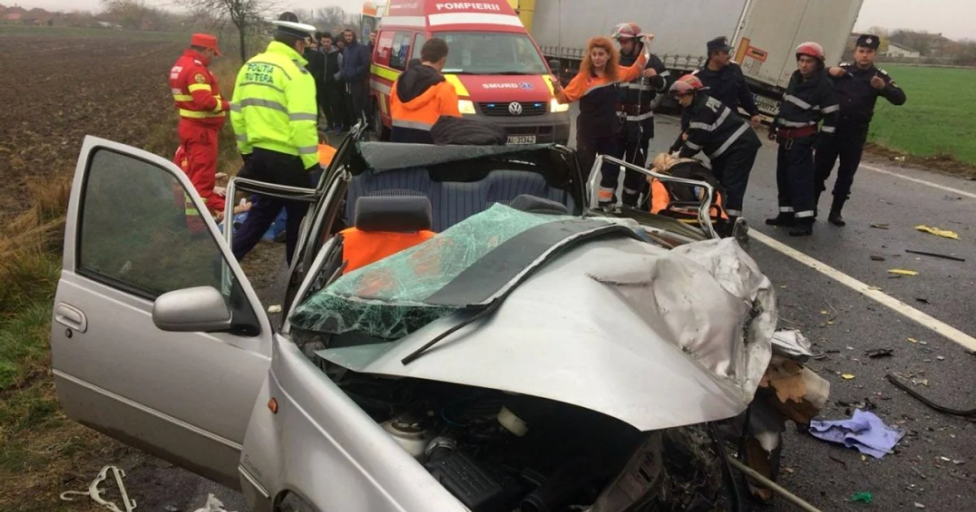 În imagine autoturismul în care se aflau cele două persoane care au decedat