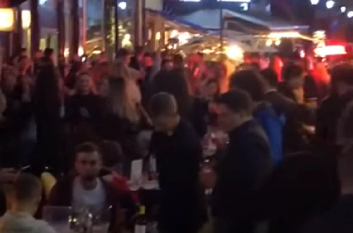 
    Îmbulzeală și „distracție mare” în Centrul Vechi al CapitaleiFoto: Captură Video  
