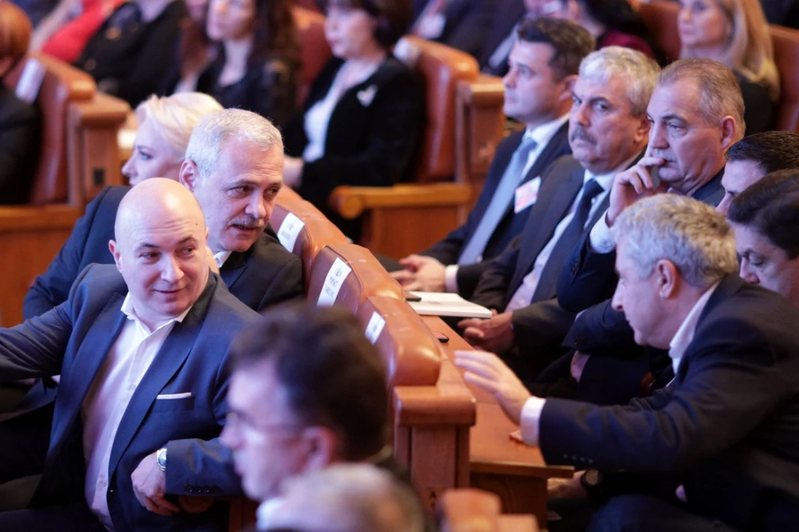 „Hai, băieţi, curaj! Daţi mai repede aministia şi graţierea, că trebuie să ajungem să mai tăiem şi porcul pe anul ăsta...“ FOTO Inquam Photos/Octav Ganea
