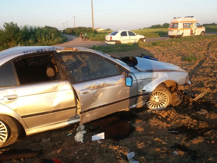 Şoferul şi pasagerul din dreapta, singurii ocupanţi ai autoturismului, au ajuns la spital FOTO:  ISU Olt