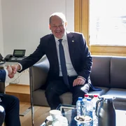 Emmanuel Macron si Olaf Scholz FOTO EPA EFE jpg