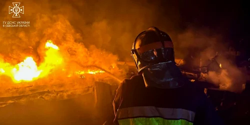 Pompierii ucraineni intervin in urma unui atac rusesc asupra infrastructurii portuare de la Dunare FOTO Twitter/Maria Avdeeva jpg