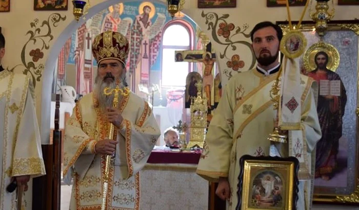 IPS Teodosie şi călugărul Calinic FOTO Arhiepiscopia Tomisului