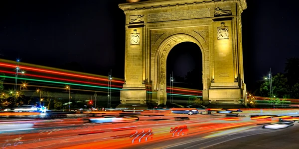 arcul de triumf noaptea foto Shutterstock