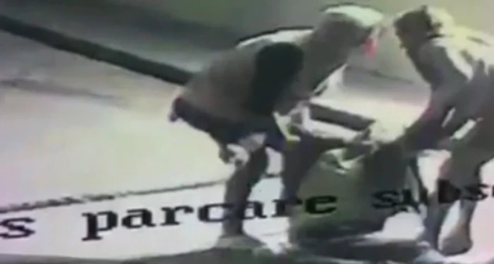 Travestiţii de la Arad îşi aracă victima cu electroşocurifoto:captura observator.tv