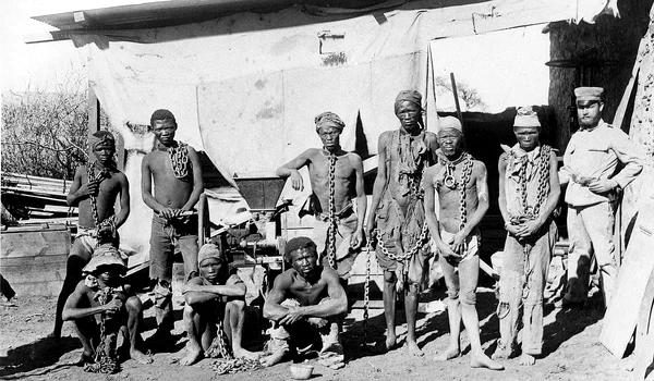 Prizonieri din triburile africane Herero și Nama din Namibia, în timpul războiului împotriva coloniștilor germani din 1904-1908 (© Wikimedia Commons)