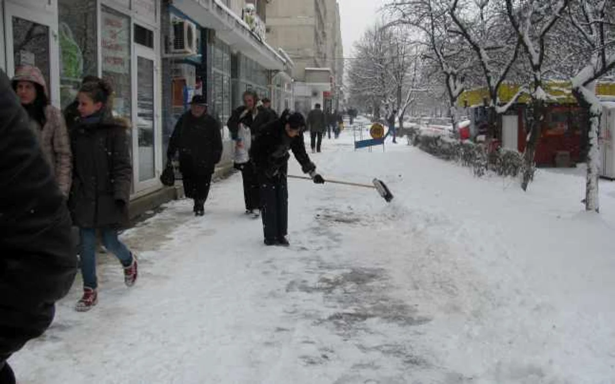 De mâine s-ar putea reîntoarce ninsorile