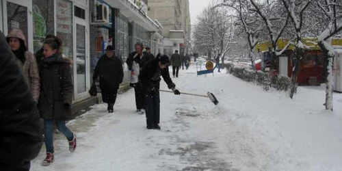 De mâine s-ar putea reîntoarce ninsorile