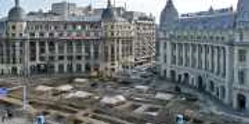 Piaţa din faţa Universităţii