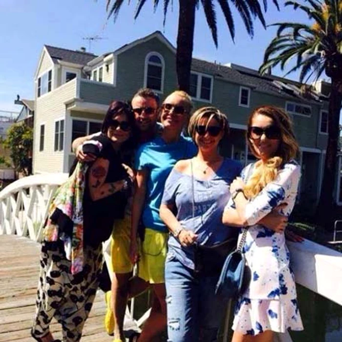 Interpreta de muzică populară nu a făcut deplasarea în Statele Unite alături de fiica ei.