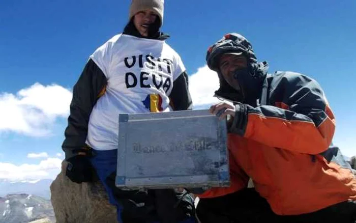 Alexandra Marcu şi tatăl său au ajuns în vârful vulcanului Ojos del Salado. FOTO: arhiva personală