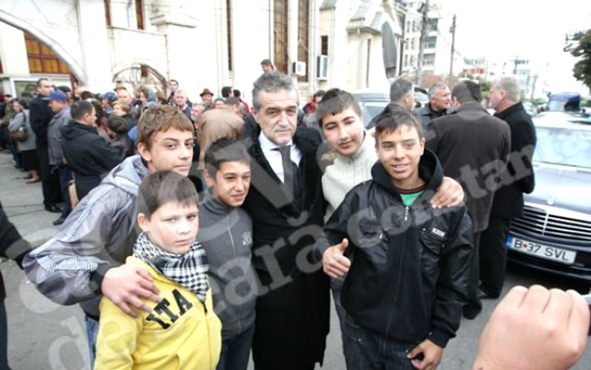 Becali s-a fotografiat cu tinerii veniţi la înmormântare