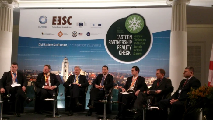 Ministrul de Externe al Poloniei, Radoslaw Sikorski (centru) a lăudat performanţele înregistrate de Moldova, în perioada premergătoare Summit-ului Foto: Victoria Bucătaru