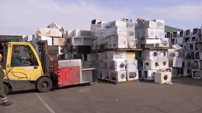 Mii de tone de frigidere ajung pe platforma de reciclare. FOTO Iulian Bunilă