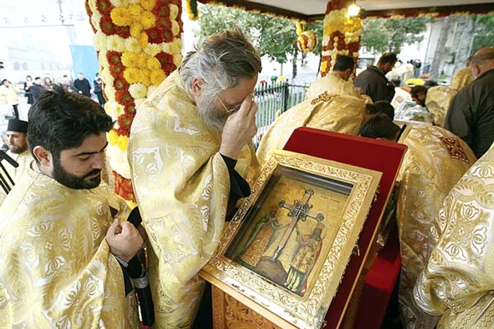 Aceasta este icoana de  la Ierusalim, în care se  păstrează un fragment  din Sfânta Cruce, pe care a fost  răstignit Iisus Hristos