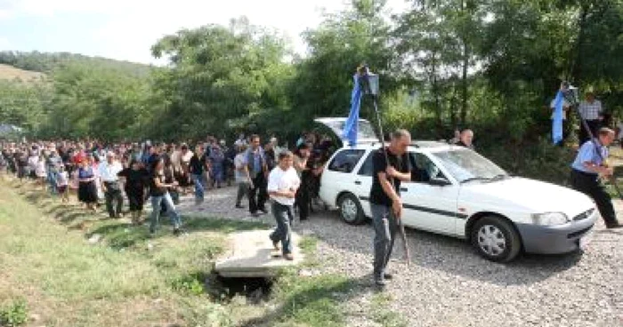 Iaşi: UPDATE Imagini de la înmormântarea tinerilor zdrobiţi de tren (GALERIE FOTO şi VIDEO)