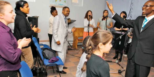 Toţi credincioşii baptişti ai bisericii din Giuleşti cântă  şi dansează alături de pastorul lor