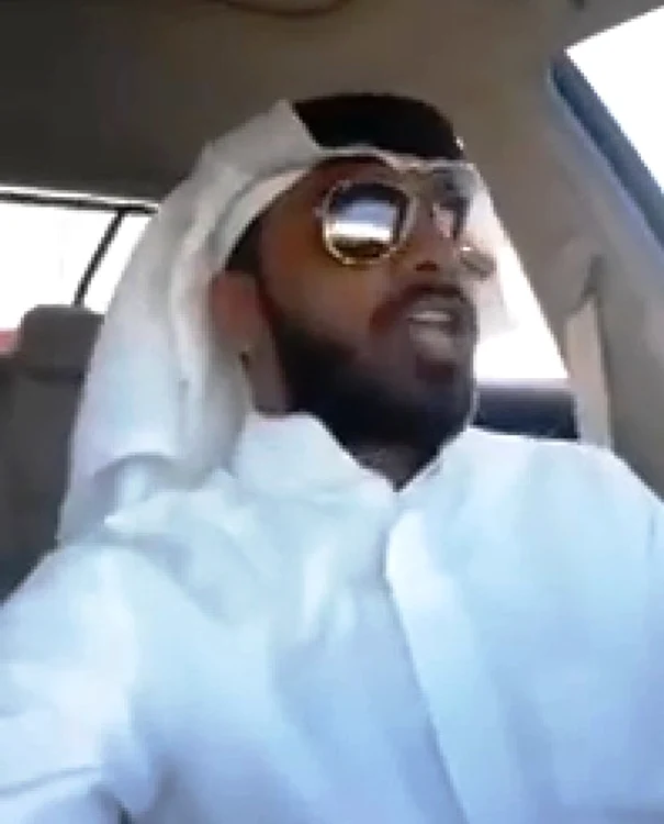 
    Arabul pare să fie foarte fericit interpretând piesa "Lasă-mă să beau"Foto: Captură video  