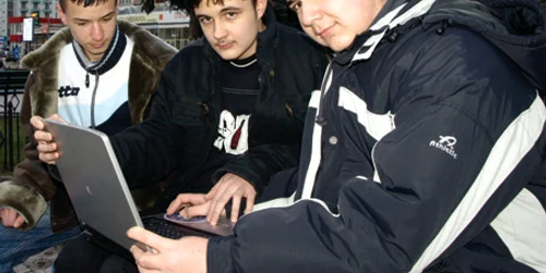 Adolescenţii îşi dedică tot timpul liber navigării pe net