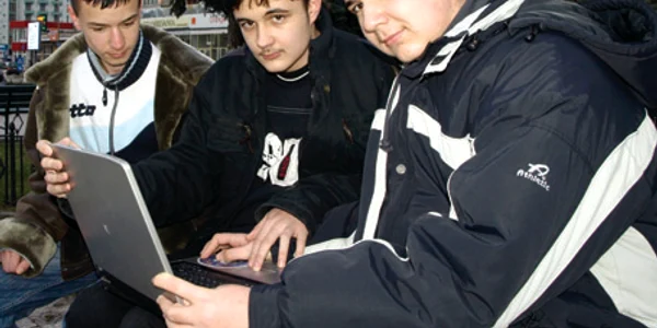 Adolescenţii îşi dedică tot timpul liber navigării pe net