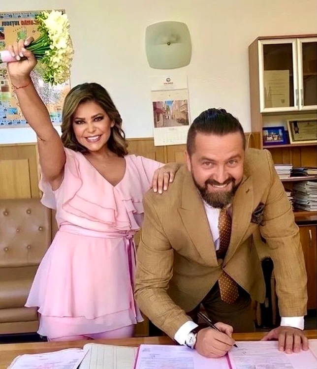 Miki nu a purtat rochie de mireasă, ci o ţinută roz, iar mirele a purtat un costum maro-muştarfoto: Instagram