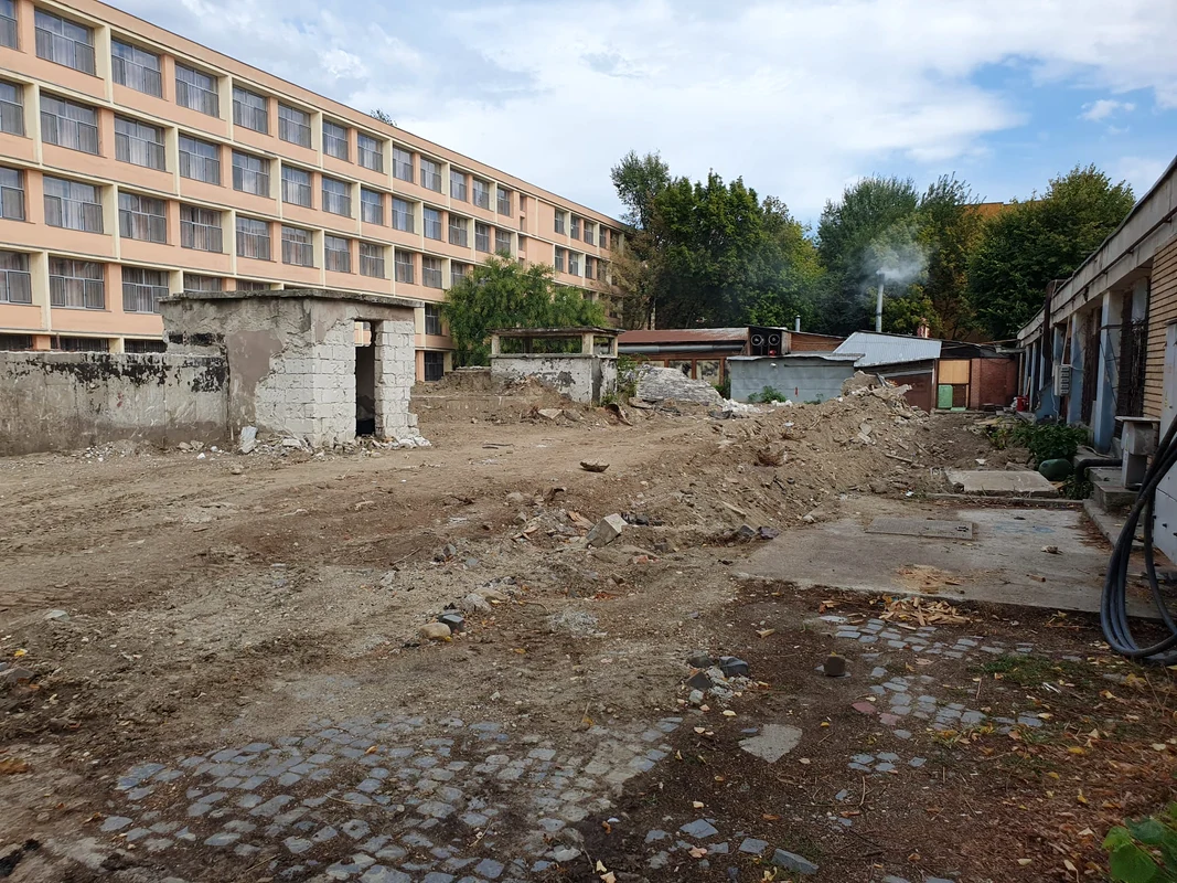 În zona centrală din campusul Regie parcă a căzut o bombă 