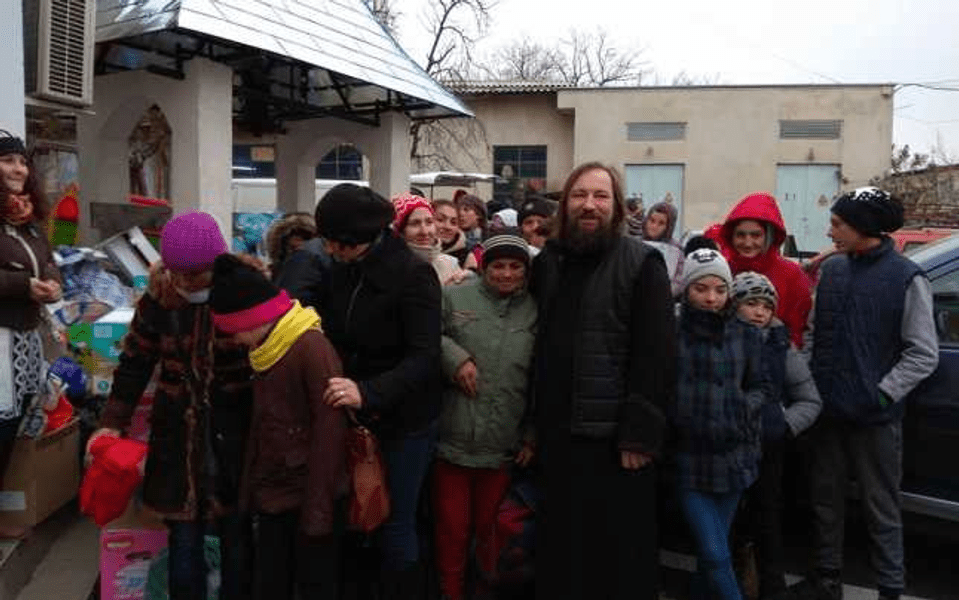 Minune de Paşte pentru peste 10.000 de copii sărmani. Părintele Damaschin aduce totul tocmai din Turcia