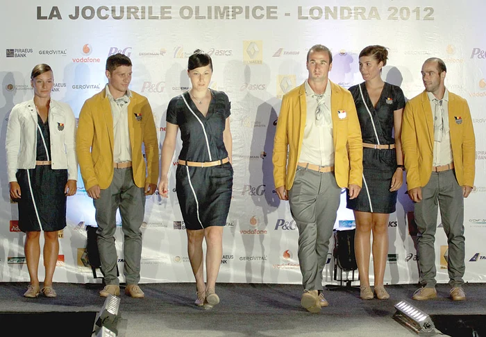 
    Delegaţia României va  defila la ceremonia de  deschidere a JO în  această costumaţie (fotografii: Marian Burlacu)  