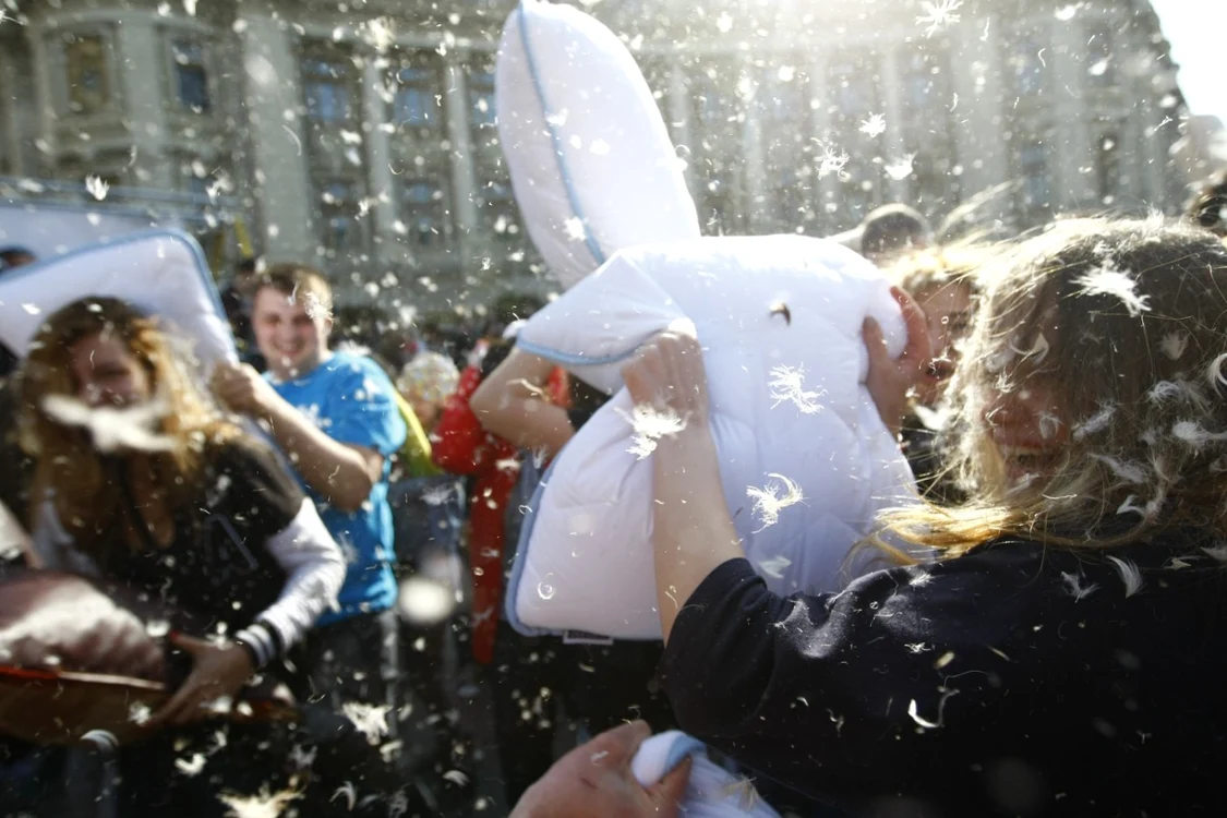 Ziua Internaţională a Bătăii cu Perne a fost celebrată în Piaţa Universităţii FOTO David Muntean