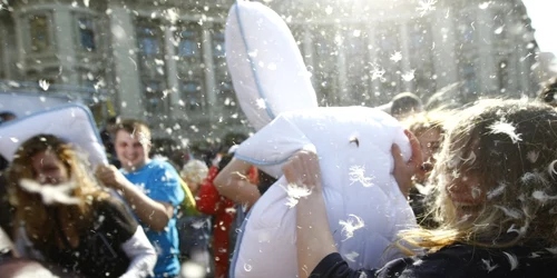 International Pillow Fight Bucharest - Bataie cu perne foto david muntean 4