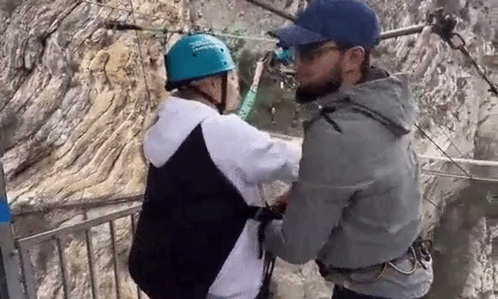 Controverse în Rusia, după apariţia unor imagini cu o turistă lovită și împinsă după ce renunță la un salt în gol. Cum explică instructorul 
