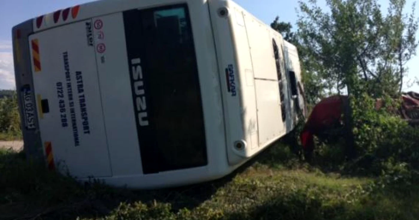 Autocarul s-a răsturnat în afara carosabilului. FOTO: ebihoreanul.ro