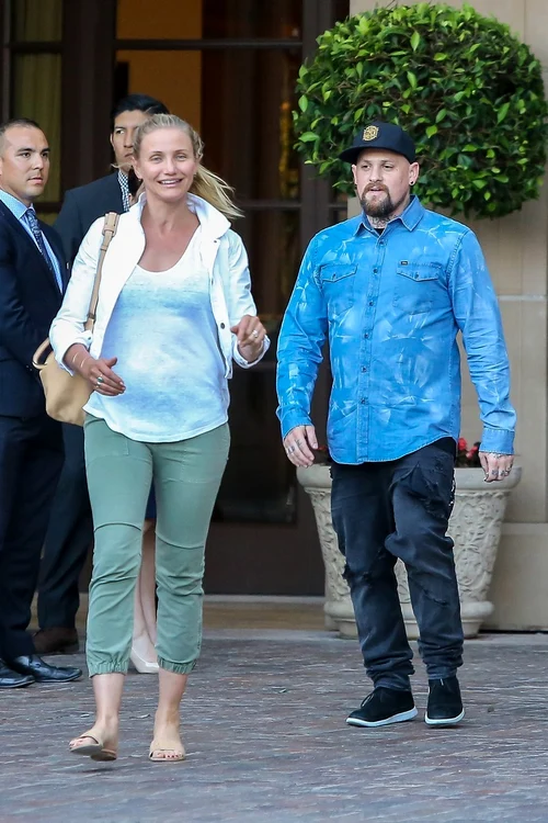 Se zvoneşte că mama surogat ar fi chiar cumnata lor, Nicole Ricie, soţia lui Joel Madden
