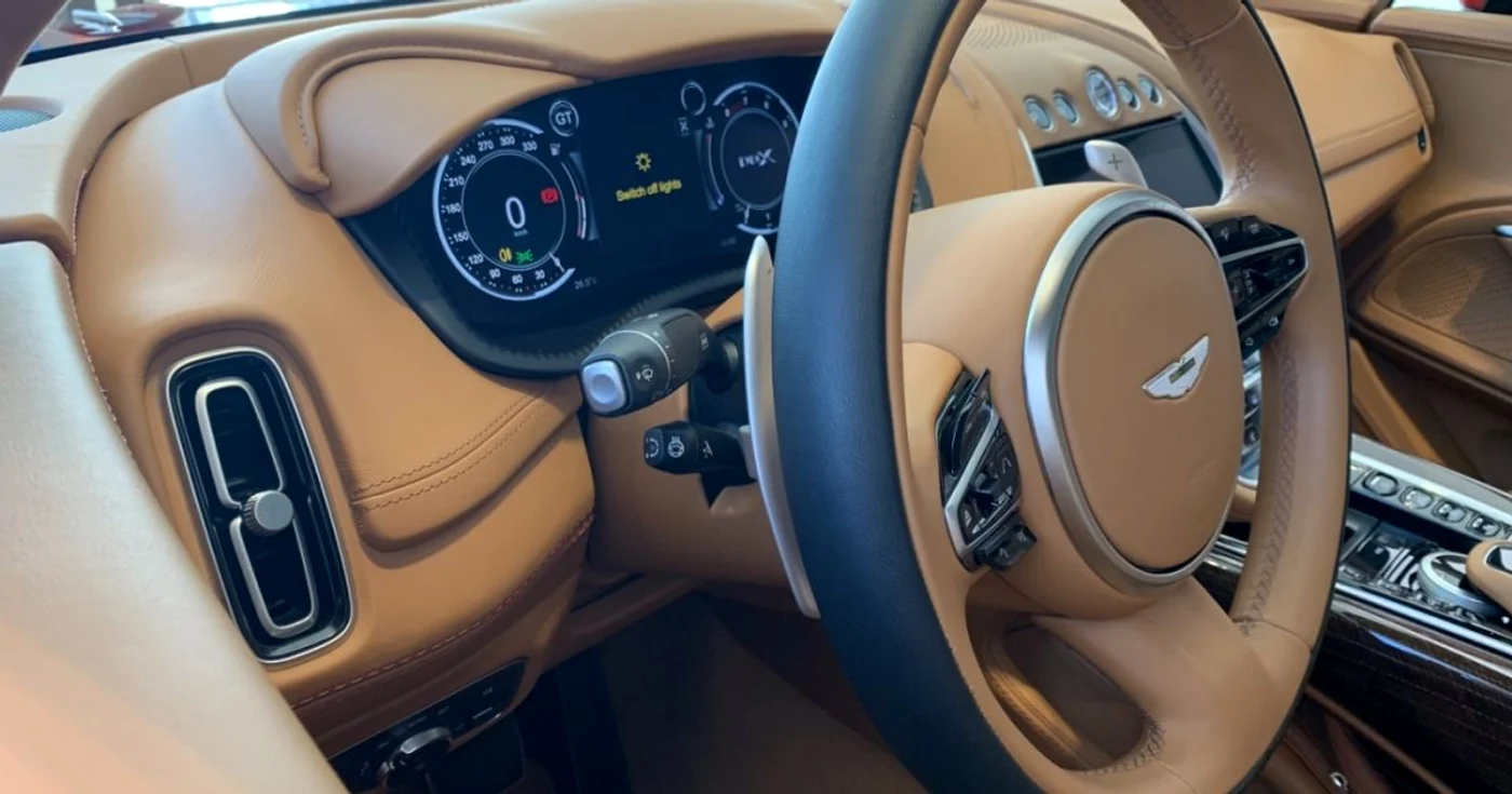 Bordul unei mașini Aston Martin